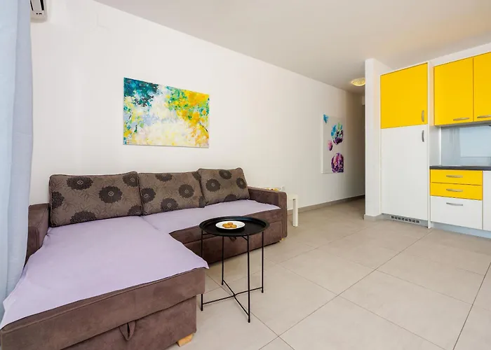 Lägenhet Apartments Petak Novi *